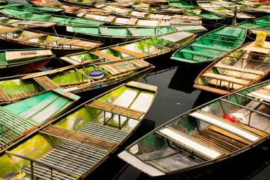 Vietnamca tekneler River, Tam Coc, Ninh Binh Vietnam seyahat manzara ve hedefleri ile şaşırtıcı sabah görünümü