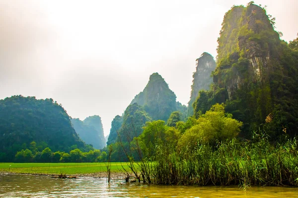 Hermoso paisaje con lago, río e impresionantes colinas del Trang An, Ninh Binh, Vietnam — Foto de Stock