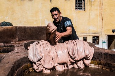 Fez - Fas - 29 Eylül 2018: Deri Tabakhane Fez, Fas çalışan erkekler