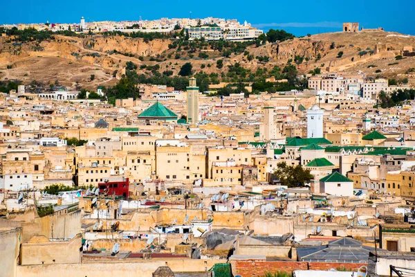 Stadsgezicht uitzicht over de daken van grootste medina van Fes, Marokko, Afrika — Stockfoto