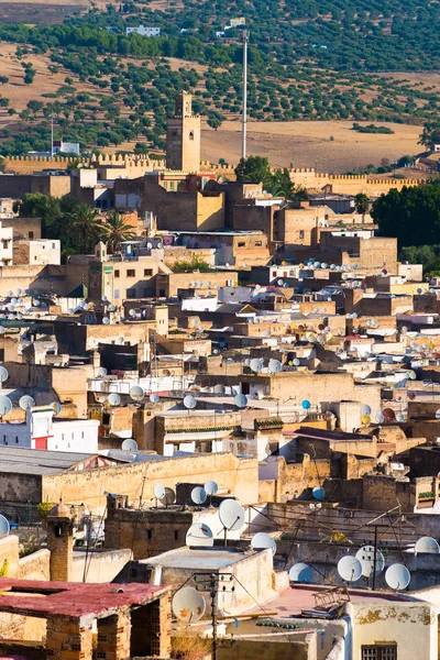 Városkép kilátást a háztetőkön, a legnagyobb medina-Fes, Marokkó, Afrikában — Stock Fotó