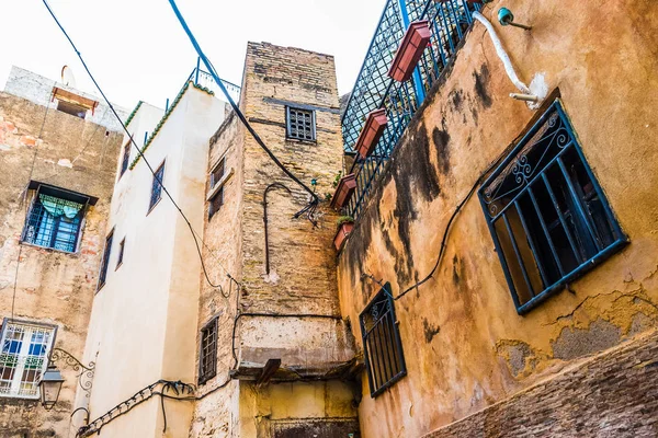 Antigua calle estrecha de la medina más grande del mundo, Unesco, Fez, Marruecos —  Fotos de Stock