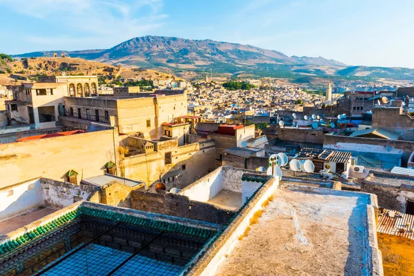 Városkép kilátást a háztetőkön, a legnagyobb medina-Fes, Marokkó, Afrikában — Stock Fotó