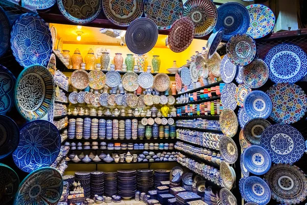 Tienda de artesanía colorida con arte cerámico en un mercado tradicional marroquí en medina de Fez, Marruecos, África — Foto de Stock