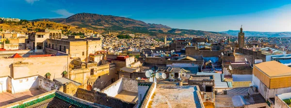 Stadsgezicht uitzicht over de daken van grootste medina van Fes, Marokko, Afrika — Stockfoto
