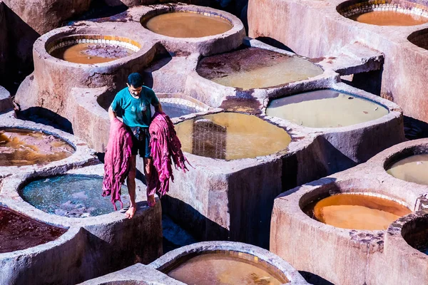 Fez - Marruecos - 29 de septiembre de 2018: Hombres trabajando en curtidurías de cuero en Fez, Marruecos — Foto de Stock