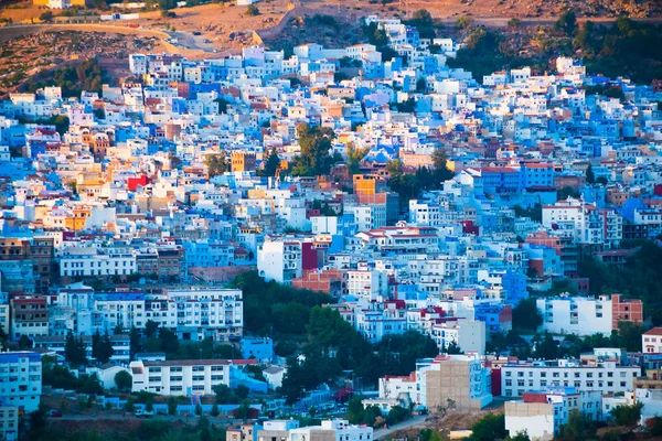 蓝色城市 chefchaouen 的城市风景在 rif 山, 摩洛哥, 北非 — 图库照片