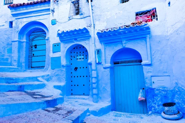 Hermosa calle azul de la medina azul de Chefchaouen, Marruecos, África — Foto de Stock