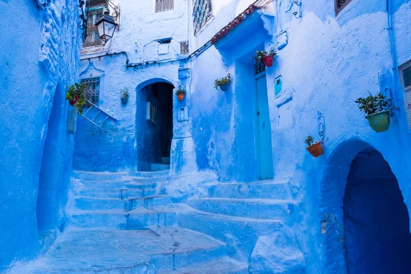 シャウエン、モロッコ、アフリカの青のメディナの美しい青い通り — ストック写真