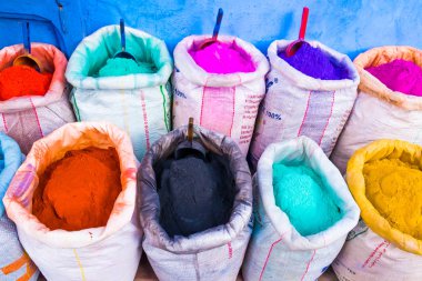 Renkli tozlar pazarlar: Chefchaouen, Morocco, Afrika mavi Medine'de