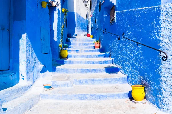 Calle en la ciudad azul medina en Chefchaouen, Marruecos, África —  Fotos de Stock