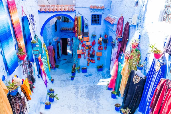 Calle en la ciudad azul medina en Chefchaouen, Marruecos, África — Foto de Stock