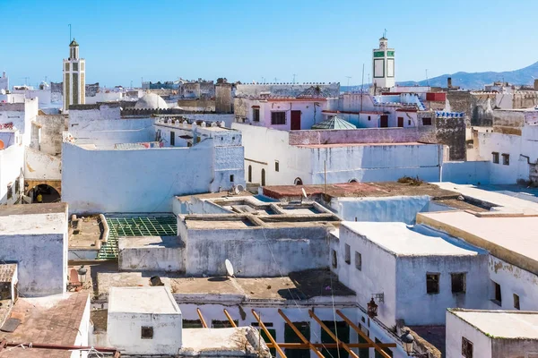 Gyönyörű kilátás a fehér színes medina o Tetouan city, Marokkó, Afrika — Stock Fotó