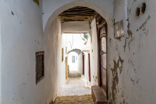 Calle medieval estrecha en la medina blanca de la ciudad de Tetuán, Marruecos, África —  Fotos de Stock