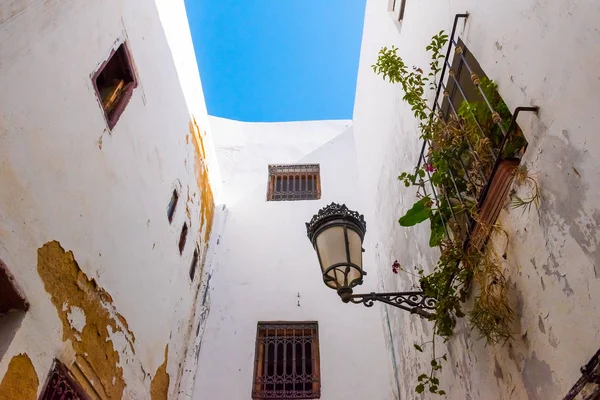 Calle medieval estrecha en la medina blanca de la ciudad de Tetuán, Marruecos, África —  Fotos de Stock