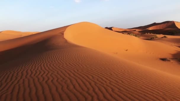 Krásnou duny Sahary poušť Erch Chebi, Maroko, Afrika — Stock video