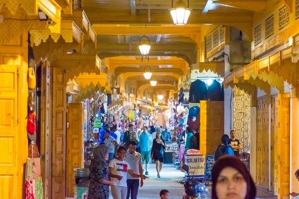 Rabat, Rabbat Sala Kenitra Province, Morocco - 04-10-2018: Street with souks and shops with mosque at dusk, Rabat, Morocco — Stock Photo, Image