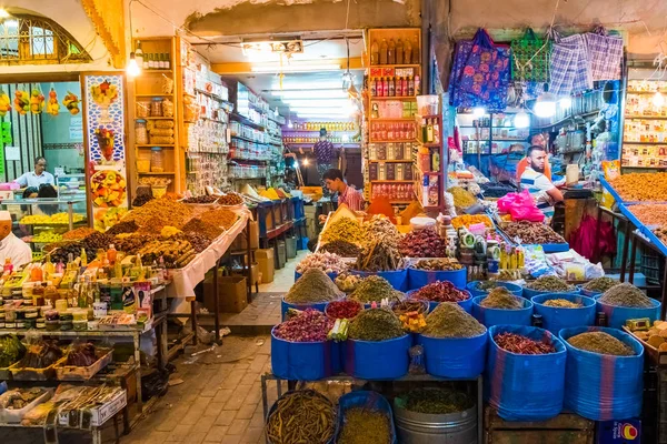 Rabat, Rabbat Sala Kenitra Province, Marruecos - 04-10-2018: Calle con zocos y tiendas con mezquita al atardecer, Rabat, Marruecos — Foto de Stock