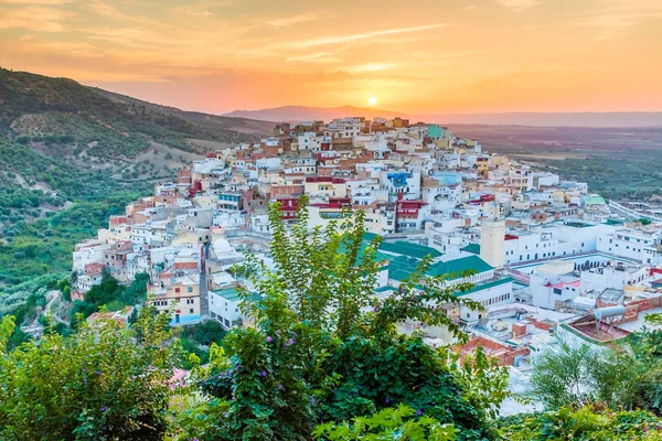 Hermosa vista al atardecer de la ciudad santa de Moulay Idris cerca Volubilis, Marruecos — Foto de Stock