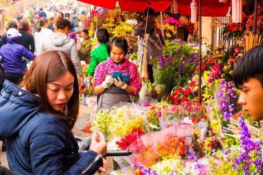 Hanoi, Vietnam - 14 Şubat: Tanımlanamayan çiçek satıcı Hanoi, Vietnam için üzerinde 14 Şubat 2018 Quang Ba çiçek Market
