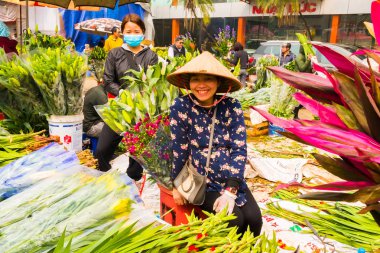 Hanoi, Vietnam - 14 Şubat: Tanımlanamayan çiçek satıcı Hanoi, Vietnam için üzerinde 14 Şubat 2018 Quang Ba çiçek Market