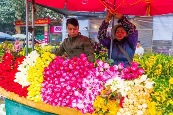 Hanoi, Vietnam - 14 Şubat: Tanımlanamayan çiçek satıcı Hanoi, Vietnam için üzerinde 14 Şubat 2018 Quang Ba çiçek Market