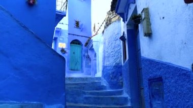 Eski mavi Medine şehri, Fas Chefchaouen sokakta yürüme