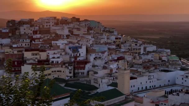 Krásný západ slunce na starobylé vesnice Moulay Idriss blízkosti Volubilis — Stock video