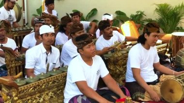 Bali, Endonezya - 30 Nisan 2018: tanımlanamayan Balili erkekler geleneksel Bali Ubud, Bali Kraliyet ölü yakma töreni sırasında müzik aleti gamelan oynarken