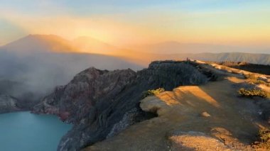 Volkan Kawah Ijen'de, Doğu Java, Endonezya, Asya üstündeki güzel gündoğumu