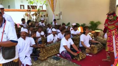 Bali, Endonezya - 30 Nisan 2018: tanımlanamayan Balili erkekler geleneksel Bali Ubud, Bali Kraliyet ölü yakma töreni sırasında müzik aleti gamelan oynarken