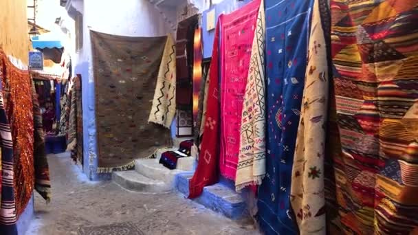 Chefchaouen, Marokkó, október 2 2018: Utcai élet Chefchaouen városa — Stock videók