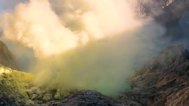 Schwefel im Krater eines Vulkans kawah ijen, Ostjava, Indonesien — Stockvideo