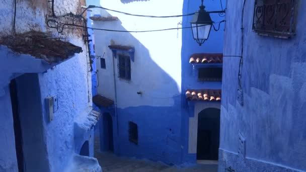 Schöne Straßenansicht der blauen Medina der Stadt chefchaouen in Marokko — Stockvideo