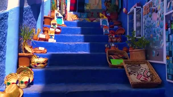 Stairs on street of the blue medina of town Chefchaouen in Morocco — Stock Video