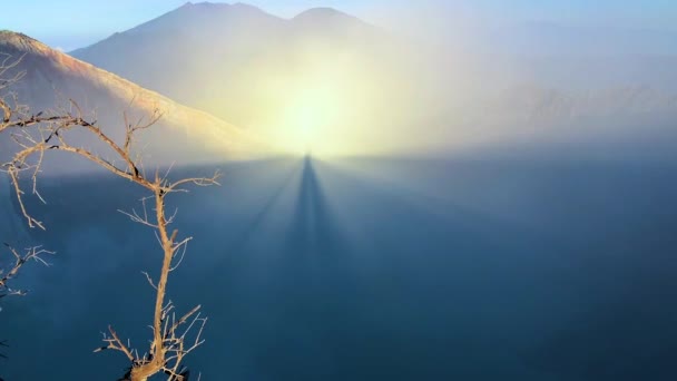 Vacker soluppgång med gloriola verkan på toppen av vulkanen Kawah Ijen, Java — Stockvideo