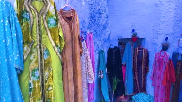 Vêtements colorés de la médina bleue de la ville Chefchaouen au Maroc — Video