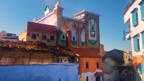 Pemandangan jalan yang indah dari medina biru kota Chefchaouen di Maroko — Stok Video