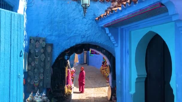 青い都市シャウエンのシャウエン、モロッコ、2018 年 10 月 2 日: ストリート ライフ — ストック動画