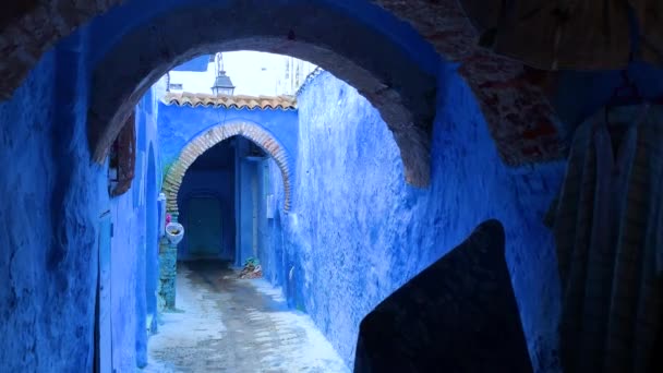 Bela vista de rua da medina azul da cidade Chefchaouen em Marrocos — Vídeo de Stock