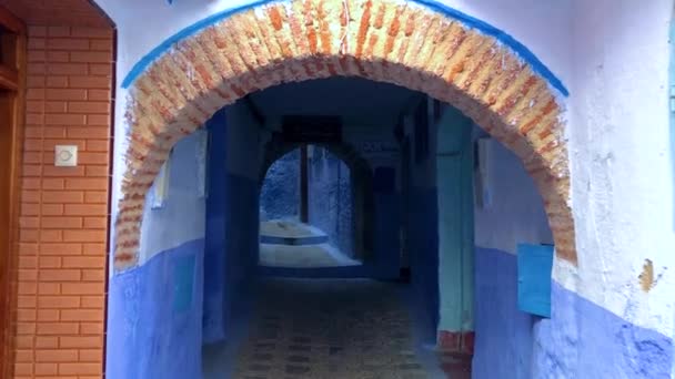 Beautiful street view of the blue medina of town Chefchaouen in Morocco — Stock Video