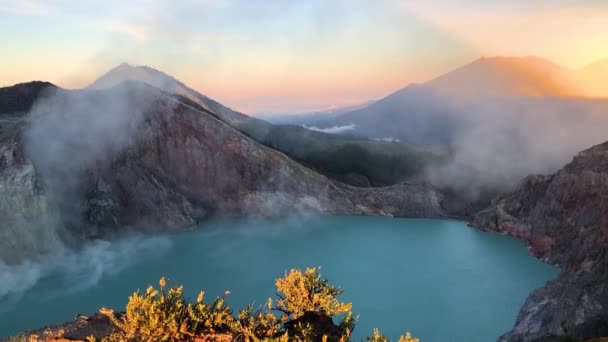 Hermoso amanecer en la cima del volcán Kawah Ijen, Java Oriental, Indonesia — Vídeos de Stock