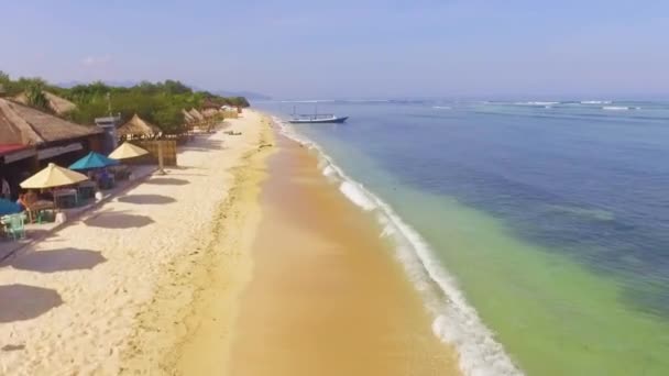 Piękny drone Aerial strzał z plaży w mieście Gili Trawangan, Lombok, Bali, Indonezja — Wideo stockowe