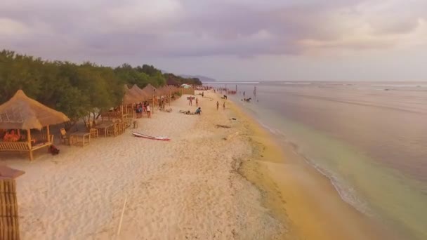 Lindo drone aéreo tiro de praia em Gili Trawangan, Lombok, Bali, Indonésia — Vídeo de Stock