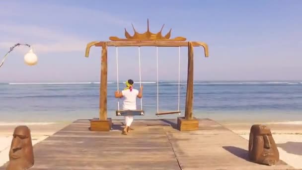 Сторони пляжу курорту з жінкою на острові Гілі Траванган поблизу Ломбок — стокове відео