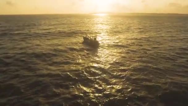 Dramatic air drone footage of sailing a Fishing Boat, Tangalle, Sri Lanka — Vídeo de Stock