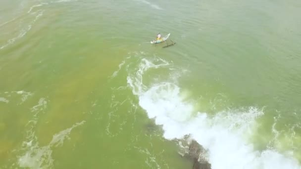 海、スリランカ タンガッラに古い釣り帆船の空中ドローン映像 — ストック動画