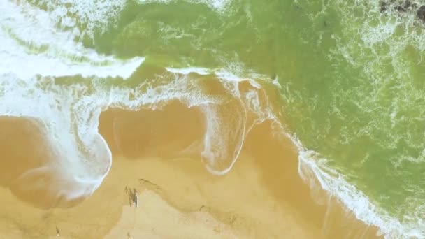 Vagues de mer sur la belle plage images aériennes de drone, Tangalle, Sri Lanka 