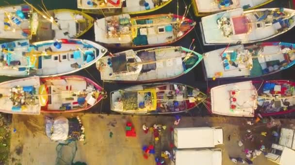 Letecká dron záběry barevné rybářské lodě na Srí Lance v západu slunce, Tangalle — Stock video