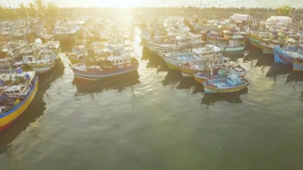 日没、タンガッラにスリランカでカラフルな漁船の空中ドローン映像 — ストック動画